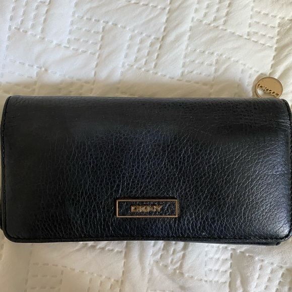 DKNY Wallet - Picture 1 of 3